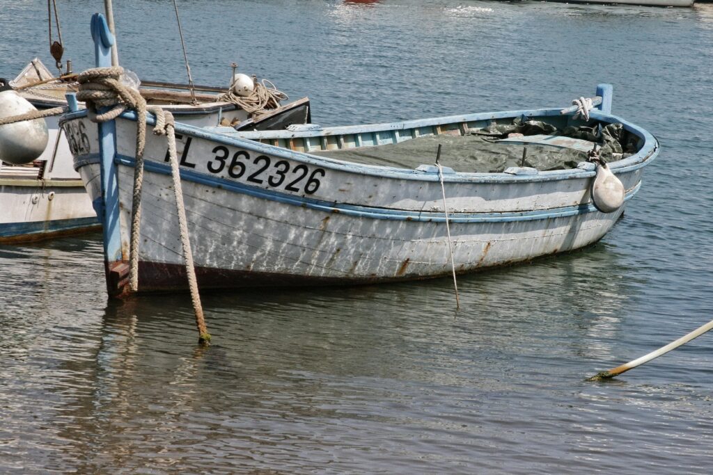 Un bateau en mer à Hyères
