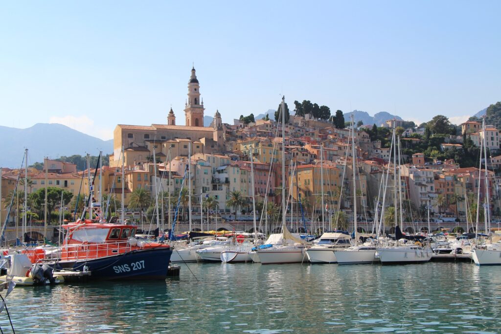Des bateaux dans le port à Menton